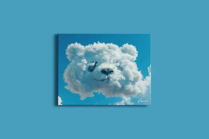 Un tirage sur toile encadré mettant en scène un nuage blanc fantaisiste en forme de visage d’ours sur un ciel bleu éclatant.