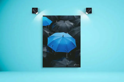 Parapluie bleu vibrant qui se distingue au milieu d’une mer de parapluies noirs dans cette impressionnante impression sur toile.