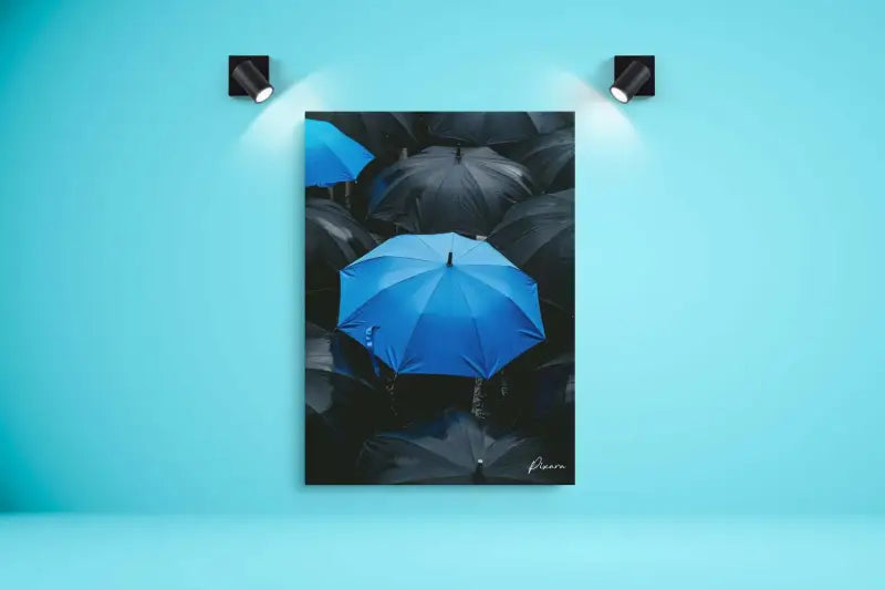 Parapluie bleu vibrant qui se distingue au milieu d’une mer de parapluies noirs dans cette impressionnante impression sur toile.