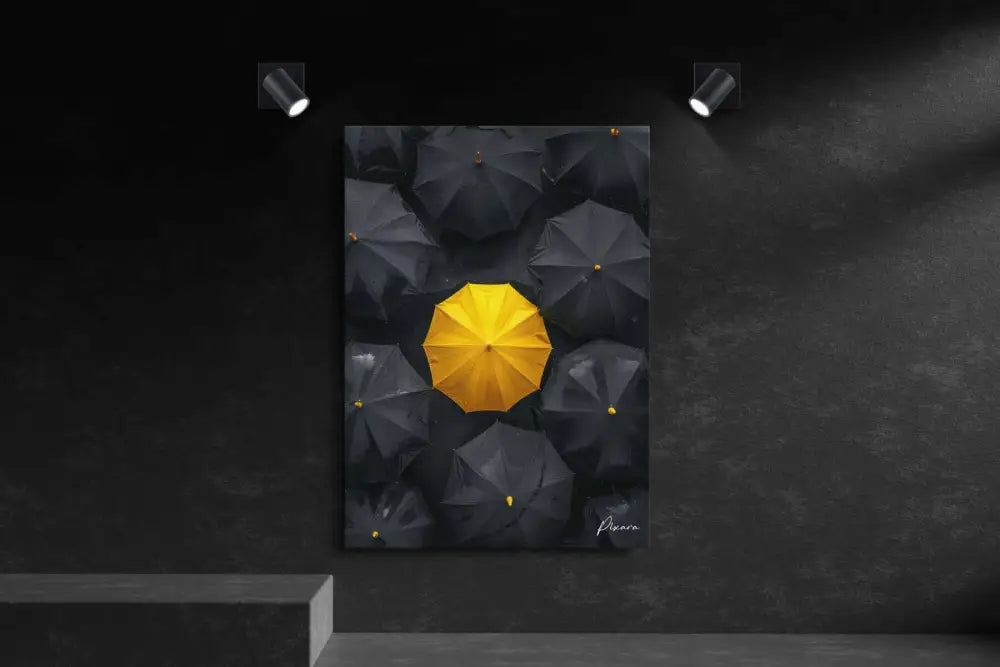 Un parapluie jaune vibrant se distingue sur un fond d’ombrelles gris foncé dans cette estampe artistique minimaliste.
