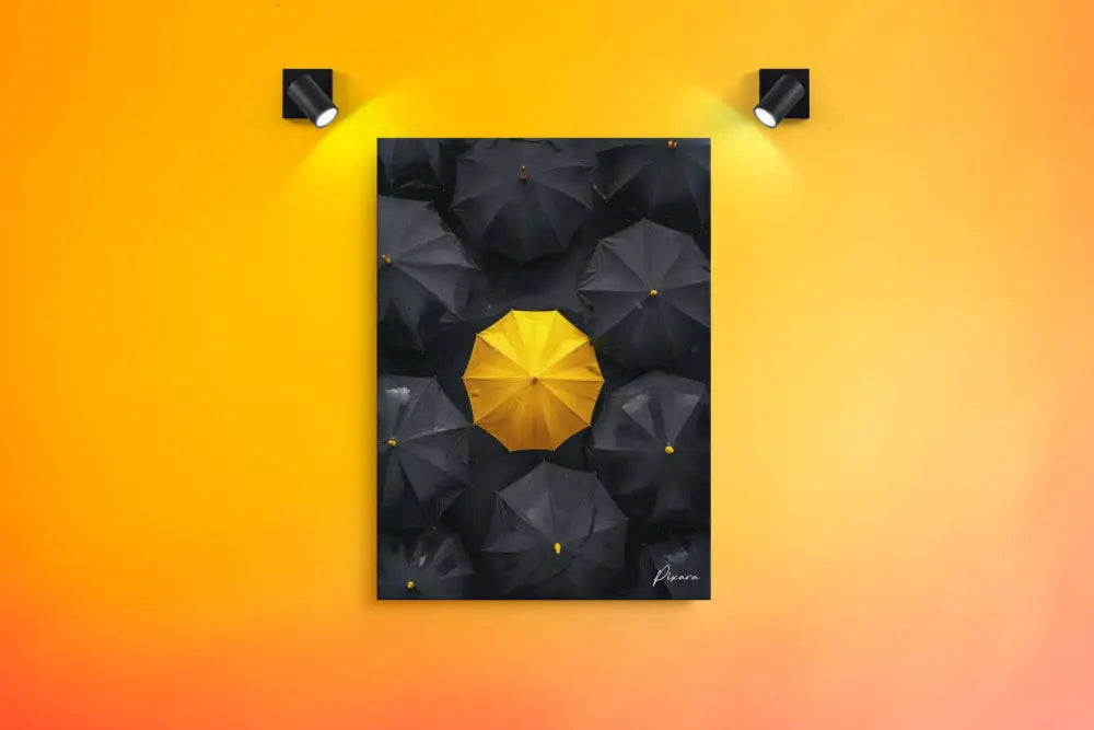 Un parapluie jaune vif se distingue au milieu d’une mer de parapluies noirs dans cette impressionnante impression sur toile.
