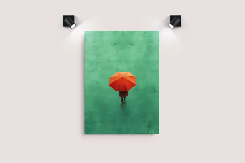 Un parapluie orange vibrant, sa toile complètement ouverte et légèrement incurvée, est centré dans une impression sur toile verte minimaliste.
