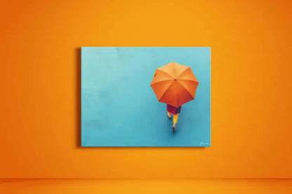 Parapluie orange tenu par une personne qui s’éloigne, représenté dans une vue en surplomb sur une toile bleue.