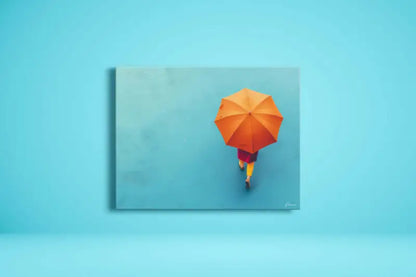 Parapluie orange vibrant tenu par une silhouette s’éloignant sur un fond bleu doux.