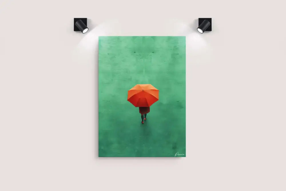 Un parapluie orange vibrant, sa toile complètement ouverte et légèrement incurvée, est centré dans une impression sur toile verte minimaliste.
