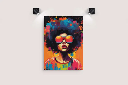Toile vibrante de pop-art mettant en scène une femme avec une afro et des lunettes de soleil rouge-orangé, peinte en éclaboussures audacieuses de bleu, jaune, rose et orange sur un fond noir.