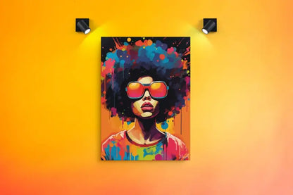 Toile vibrante de pop-art représentant une femme avec une afro et des lunettes de soleil rouges, peinte avec des éclaboussures audacieuses de bleu, rose, orange et jaune.
