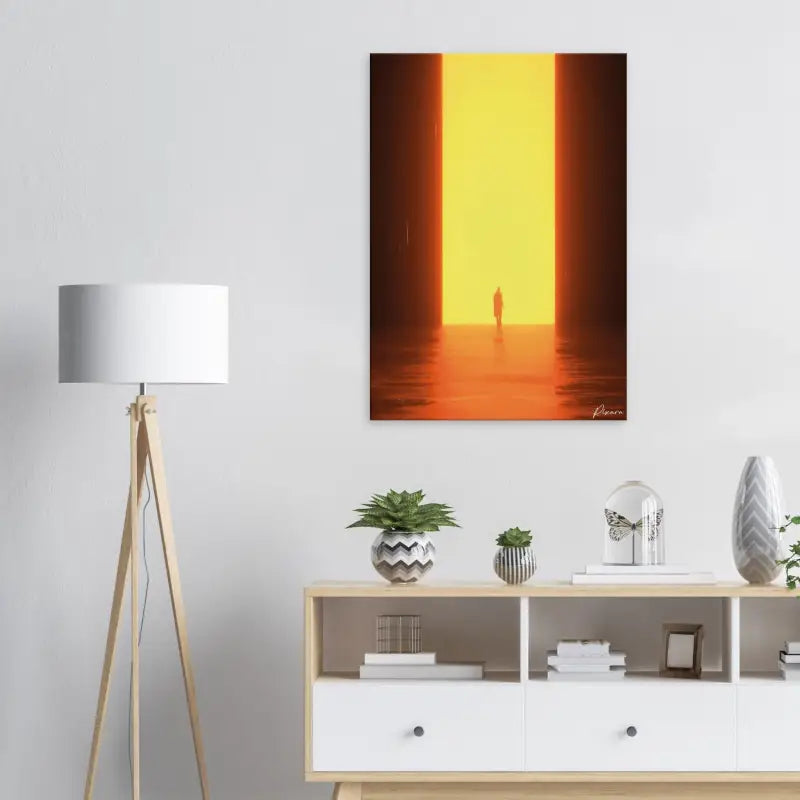 Une impression sur toile rectangulaire mettant en scène une silhouette solitaire debout au centre d’un couloir illuminé en orange et jaune avec des murs verticaux sombres, accrochée sur un mur blanc.
