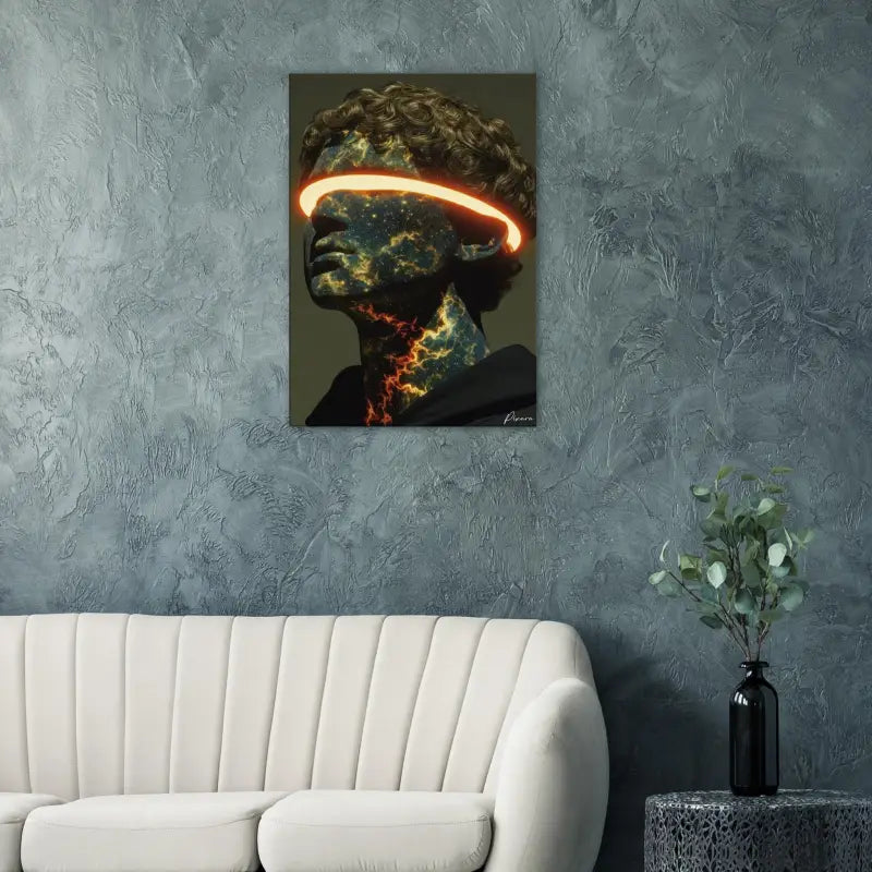 Une œuvre d’art numérique frappante mettant en scène une figure sculptée aux cheveux bouclés, avec des bandes de néon orange luminescentes traversant les yeux et le cou, sur un fond sombre texturé.