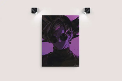 Impression de portrait anime violet mettant en scène un personnage aux cheveux noirs hérissés et aux lunettes de soleil rondes, accrochée au mur.