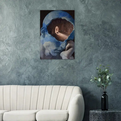 Une toile peinte en bleu surréaliste représentant une tête humaine avec un intérieur ouvert et caverneux révélant un couloir éclairé chaleureusement.