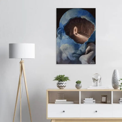 Une peinture sur toile aux tons bleus surréalistes représentant une tête humaine avec une scène architecturale intérieure visible à travers le crâne.
