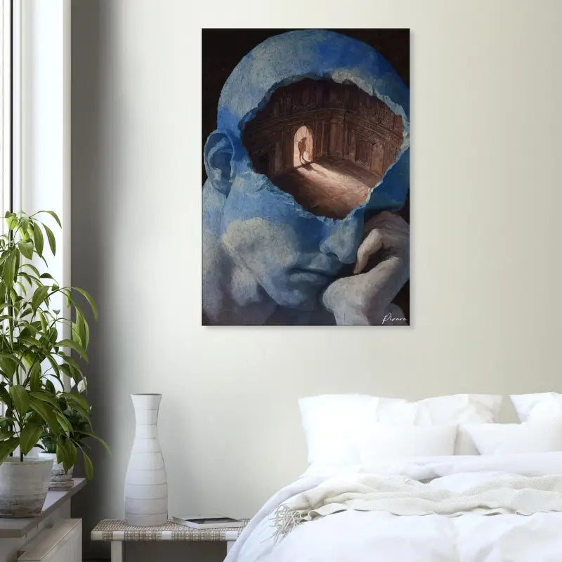 Une peinture sur toile surréaliste représentant une tête humaine aux tons bleus avec un intérieur ouvert et cavernique révélant un couloir architectural ensoleillé.