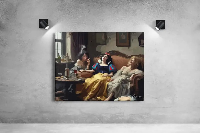 Une impression sur toile rectangulaire représentant trois femmes dans une pièce faiblement éclairée, avec Blanche-Neige au centre portant sa robe iconique bleu et blanc avec des accents rouges.