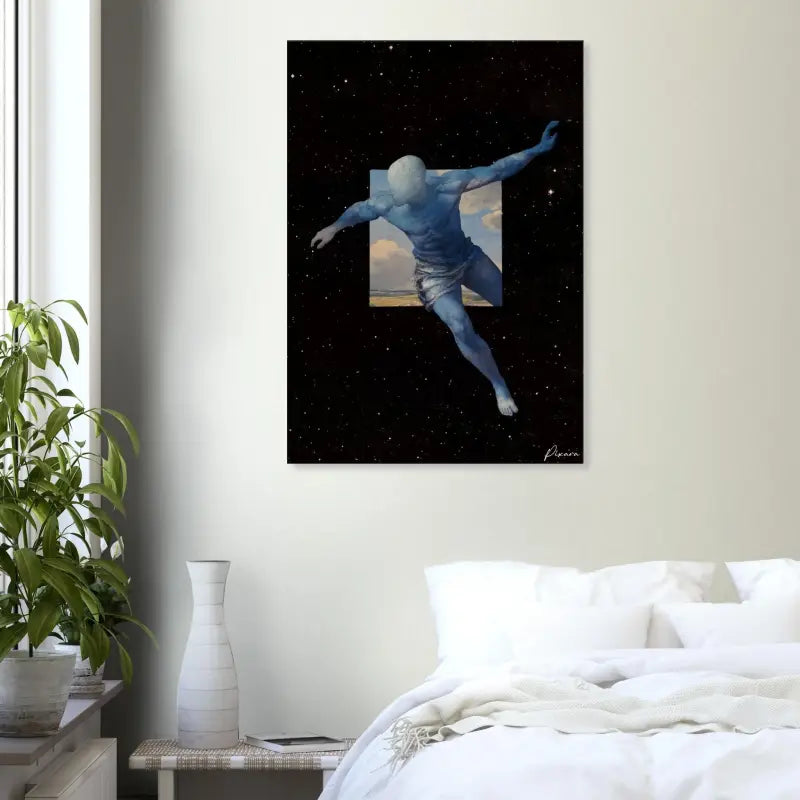 Une impression sur toile rectangulaire mettant en scène une figure bleue et musclée en plein saut sur un fond noir étoilé avec un encart carré d’un ciel nuageux.