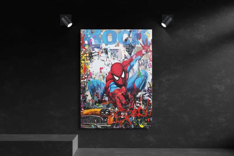 Impression sur toile de Spider-Man style graffiti vibrant avec des couleurs rouge et bleu audacieuses et des éléments d’art de rue dynamique.