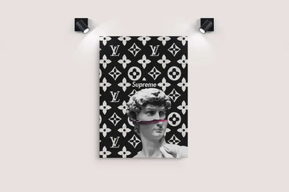 Impression sur toile noir et blanc mettant en scène une statue classique avec une bande rose sur la bouche, sur fond d’un motif monogramme Louis Vuitton répétitif.
