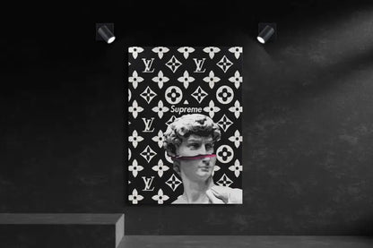 Impression sur toile noir et blanc mettant en scène une statue classique avec une bande horizontale rose traversant sa bouche, sur fond d’un motif monogramme Louis Vuitton répété.
