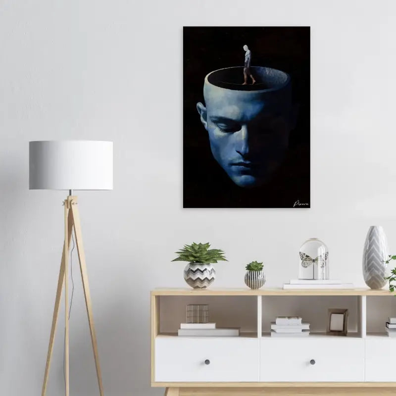 Une peinture sur toile bleu foncé représentant la tête d’un homme avec une cavité crânienne ouverte, présentant une petite figure debout à l’intérieur de la cavité creuse.