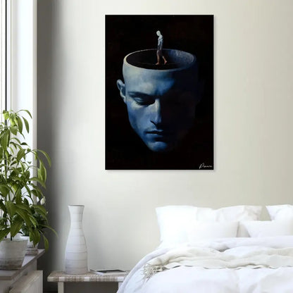 Une peinture sur toile aux tons sombres représentant la tête d’un homme avec un haut ouvert, où une petite figure se tient à l’intérieur de l’espace creux.