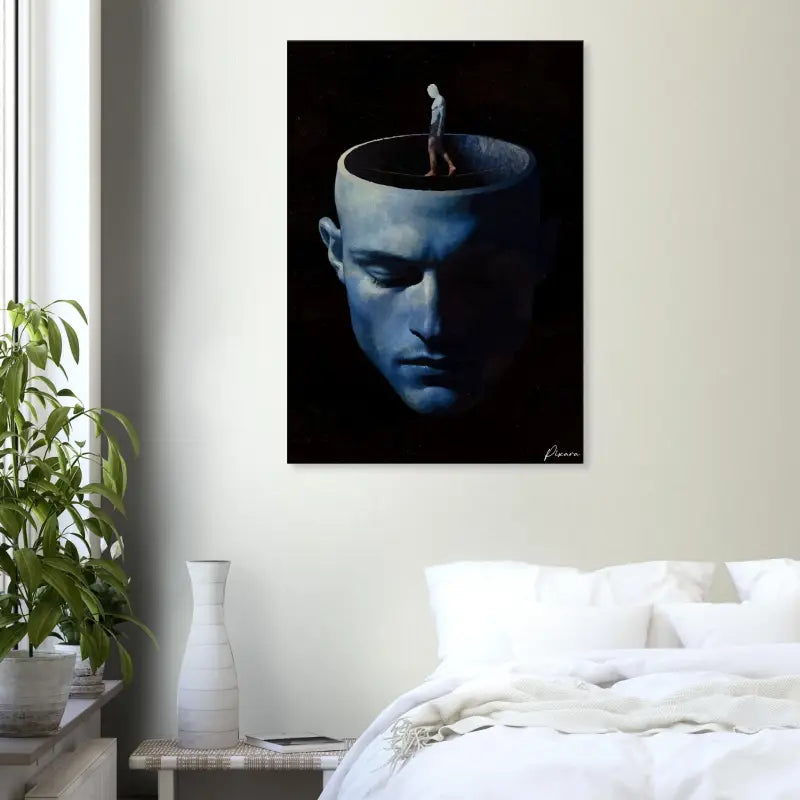 Une peinture sur toile aux tons sombres représentant la tête d’un homme avec un haut ouvert, où une petite figure se tient à l’intérieur de l’espace creux.