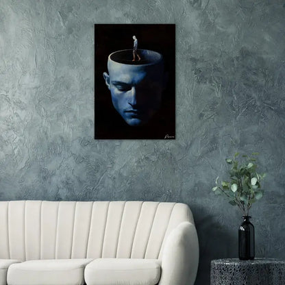 Art sur toile peinte sombre représentant la tête d’un homme avec un haut ouvert, où une petite figure se tient à l’intérieur de la cavité creuse.