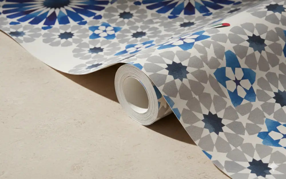 Zellige Bleu Minéral & Sable – Papier Peint Panoramique Architectural Premium | Pixara