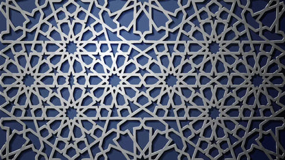 Panneau en treillis géométrique argenté avec des motifs d’étoiles et polygonaux complexes sur un fond bleu profond.